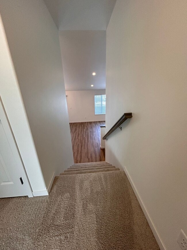 Building Photo - 3 Bed 3 Bath TownHome