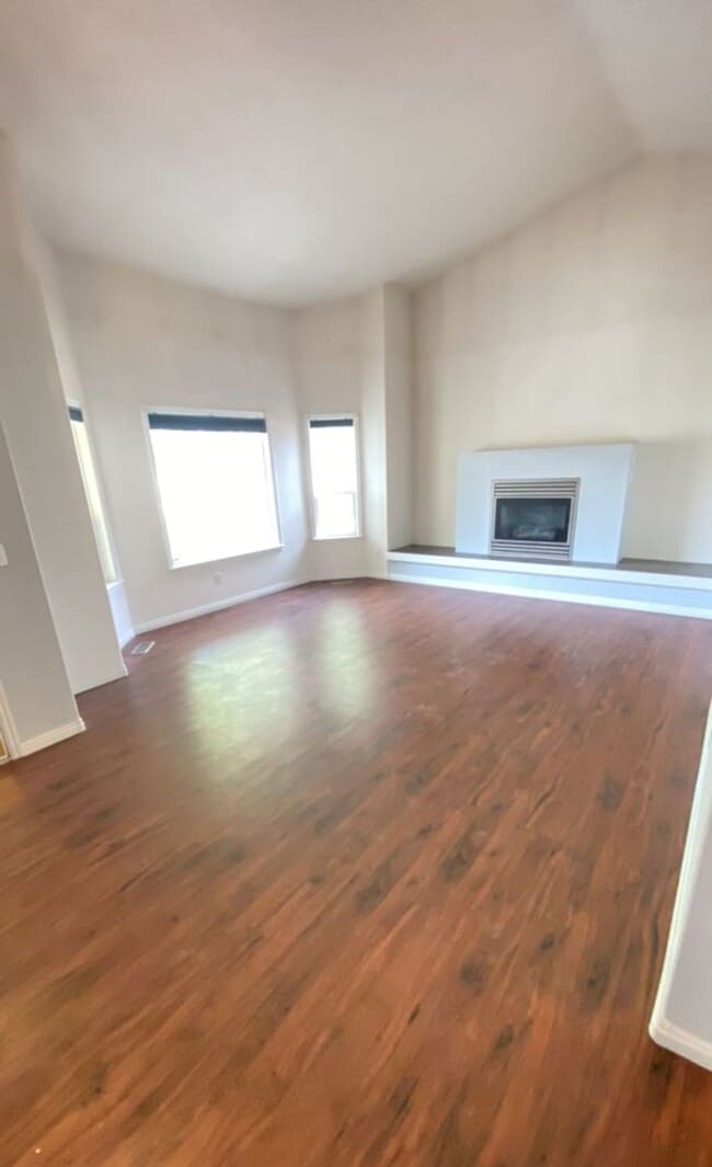 Building Photo - Spacious Home In A Quiet Subdivision