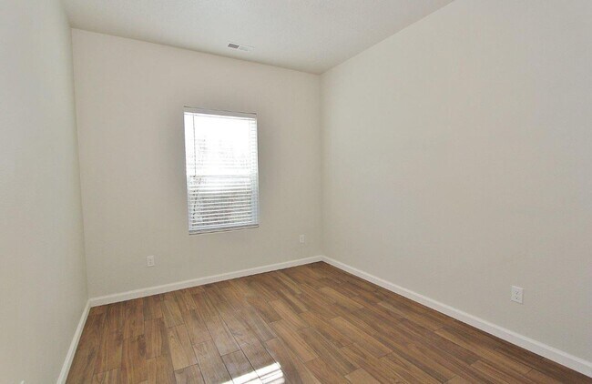Building Photo - Spacious Home In A Beautiful Neighborhood!