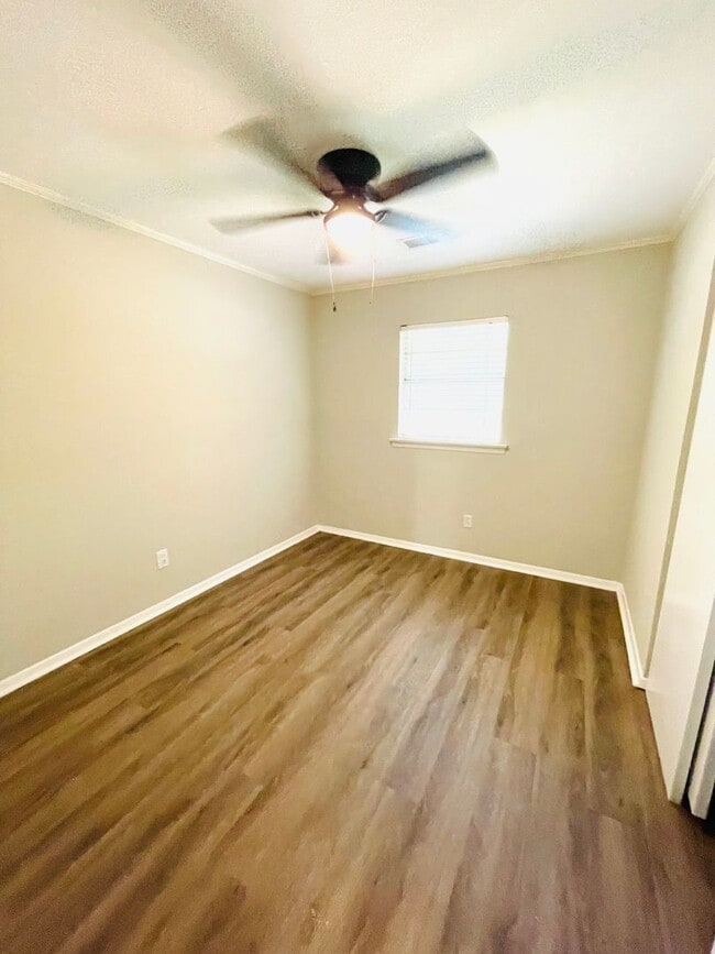 Building Photo - ** 3 Bed 1 Bath located in Grove Hill Esta...