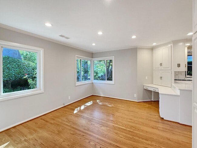 Building Photo - 527 Hilbar Ln