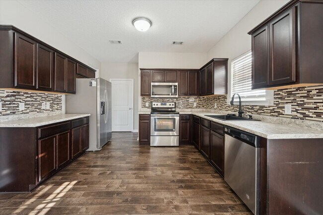 Building Photo - AVAILABLE NOW! (Pet Friendly)