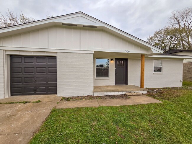 Building Photo - Beautifully remodeled 3 bed 1.5 bath home ...