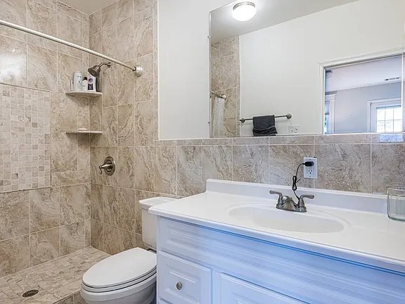 Building Photo - 1008 8th St NE