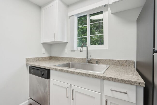 Building Photo - Brookvale Chateau