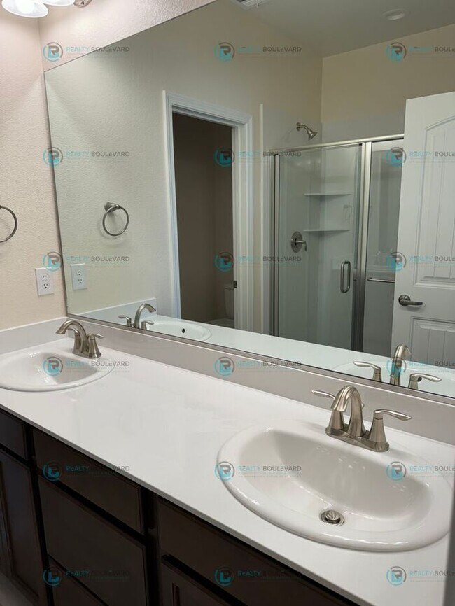 Building Photo - Half month FREE!!! Luxury and Convenience: Fully Equipped 3-Bedroom 2.5 Bathroom 2 car garage Con...