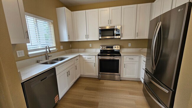 Building Photo - Spacious well maintained 3 bedroom home