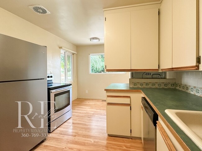 Building Photo - Enjoy Breathtaking Sunsets in the Heart of Manette