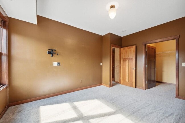 Building Photo - 1 BR/1 BA Crocus Hill Charmer!