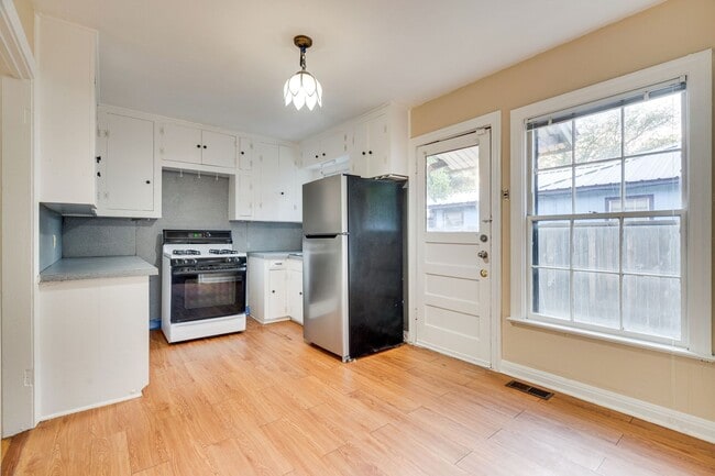 Building Photo - Urban Farmhouse - 2BD/2BA - Work Shop - Hu...