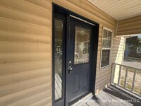 Building Photo - Beautiful, Remodeled 3/2 near BUSCH GARDENS!