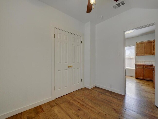 Building Photo - 2106 Holly St