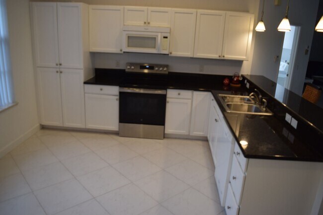 Building Photo - Fully furnished 3 bedroom 3 Bath POOL home in Sandpiper Bay