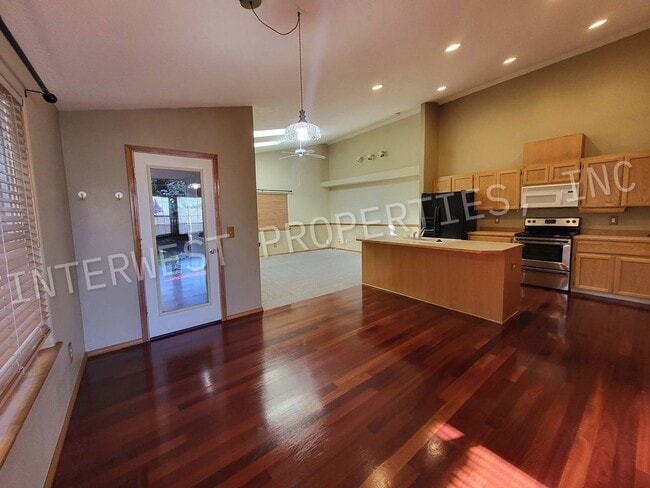 Building Photo - Spacious 3Bd Ba Ranch Style Home With A/C,...