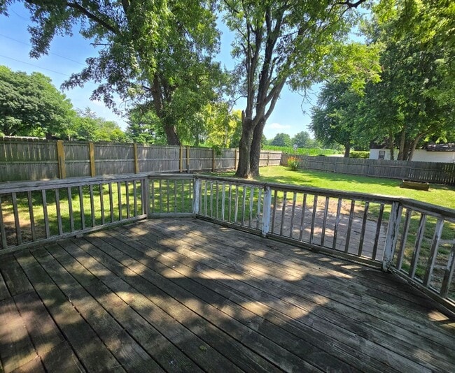 Building Photo - Cute 2 Bedroom Home with Country Feel