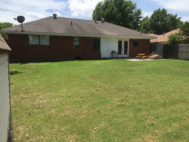 Building Photo - 3409 S Carolina Dr