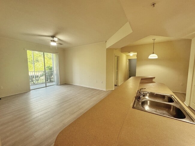 Building Photo - First floor, 3BR/2BA with garage Villa San Marco Condo