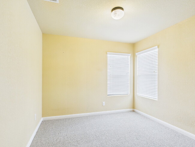 Building Photo - 3-Bedroom Retreat with 2.5 Baths in Freder...