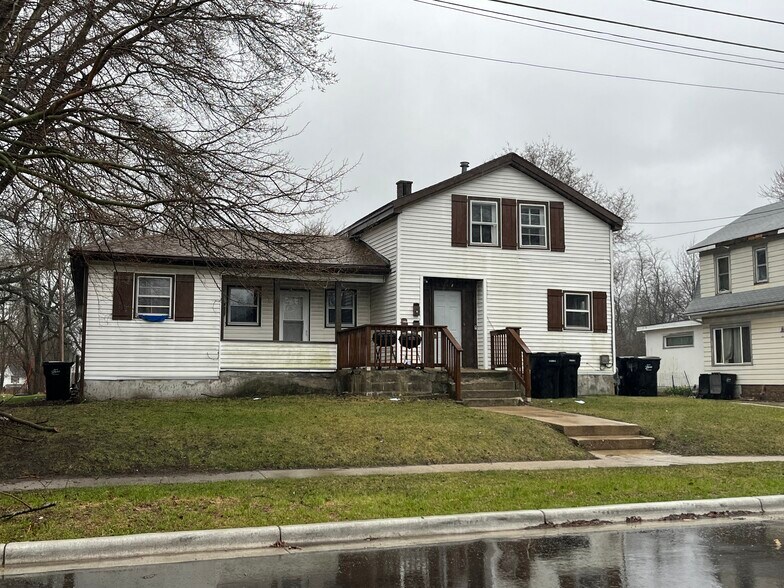 4 Unit Building - 750 W Grand Ave