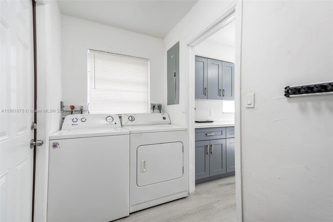 Building Photo - 230 NE 2nd Pl