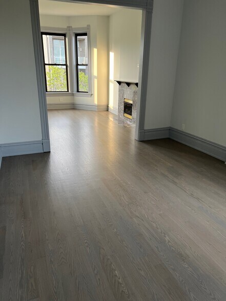 Dinning room. - 2057 W Chicago Ave