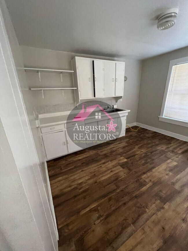 Building Photo - Adorable One Bedroom Duplex!