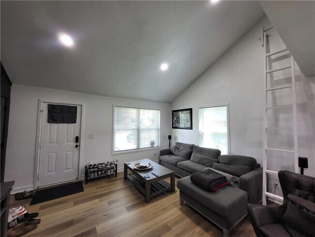 Building Photo - 2107 Pinehurst Dr
