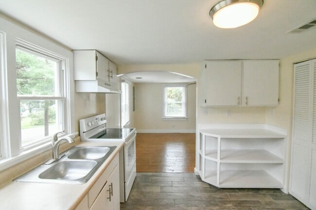 Building Photo - 1 BR Belmont Area Cottage Private Corner lot