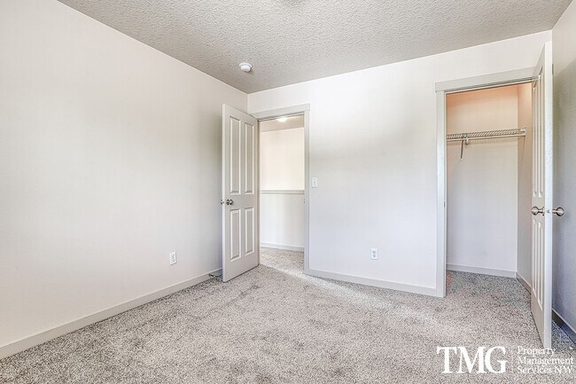 Building Photo - Pet Friendly Home In A Great Convenient Location!
