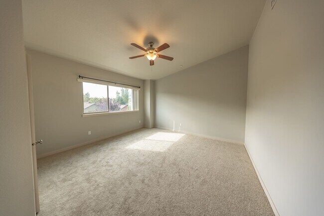 Building Photo - 3 bedroom home in Ridgefield w/ AC - Built...