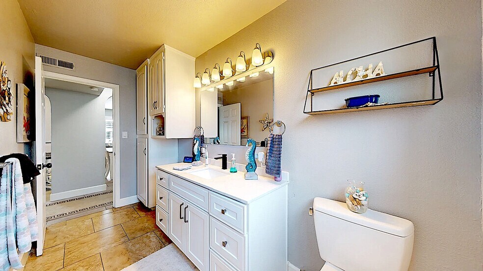 Building Photo - 204 N Santa Ana Ave