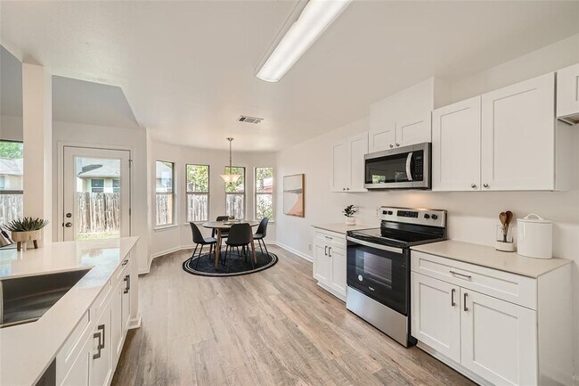 Building Photo - 905 Jasmine Trail