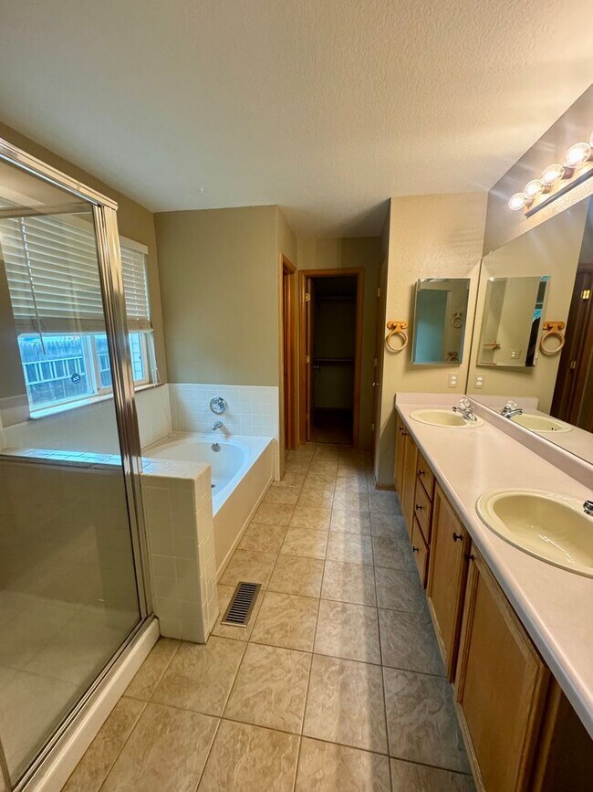 Building Photo - Gorgeous 4 bedroom with Loft and 3 car gar...