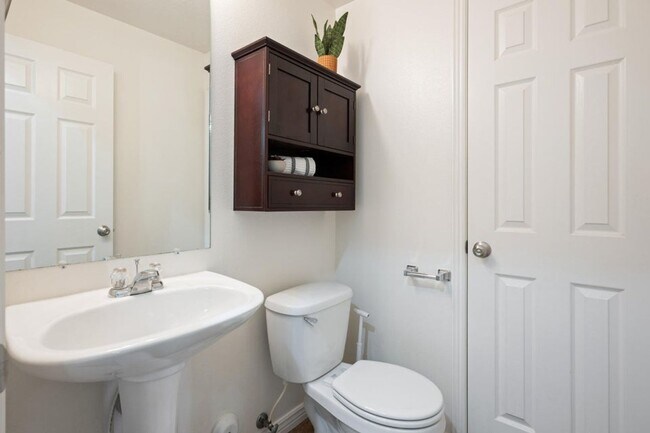 Building Photo - Beautiful 3 Bedroom Townhome In Hidden Valley Heights