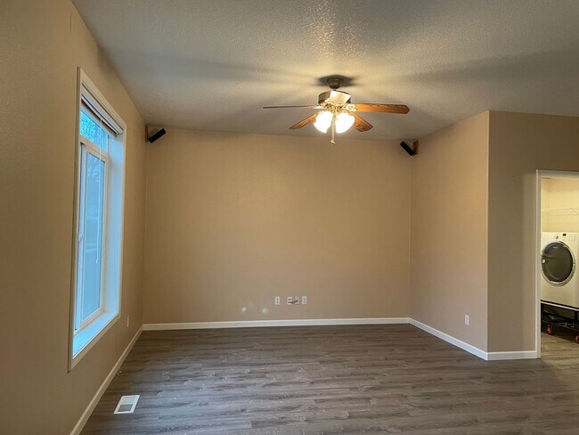 Building Photo - ***HALF MONTH RENT FREE***FANTASTIC 4 Bed 2.5 Bath Home in Salmon Creek! HUGE side yard and back ...