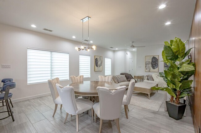 Building Photo - 423 Deer Path Lp