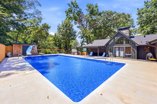 Building Photo - 4225 Twin Rivers Dr