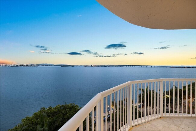 Building Photo - 1420 Brickell Bay Dr