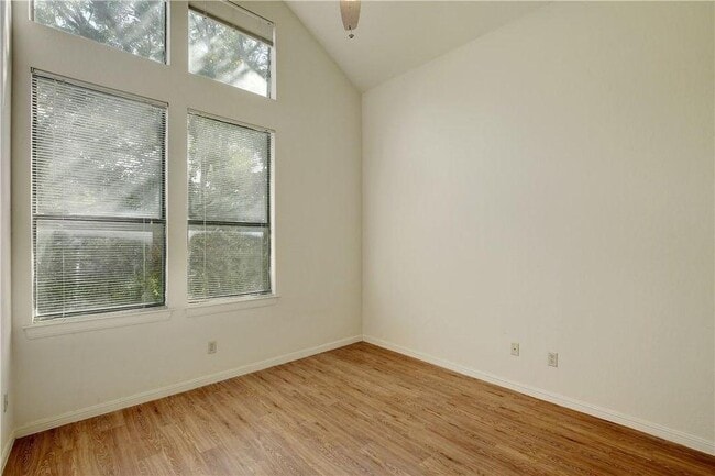 Building Photo - 1910 Robbins Pl