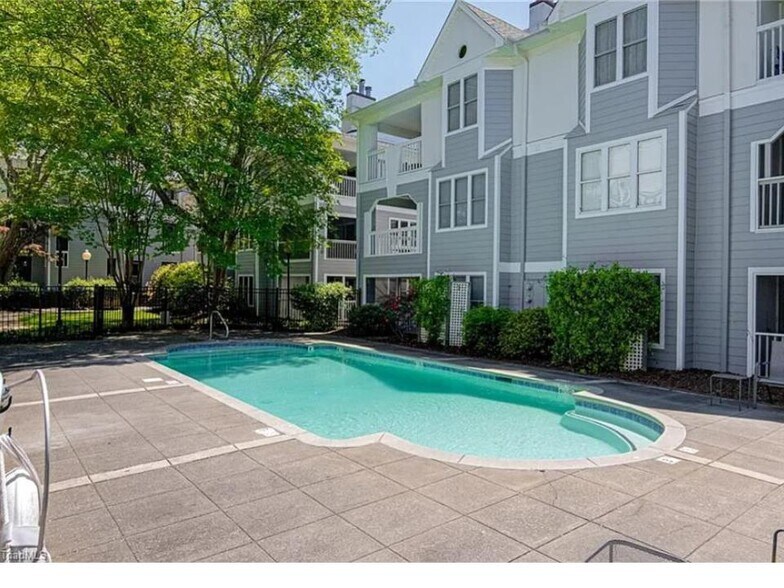 Building Photo - 230 Oakwood Ct