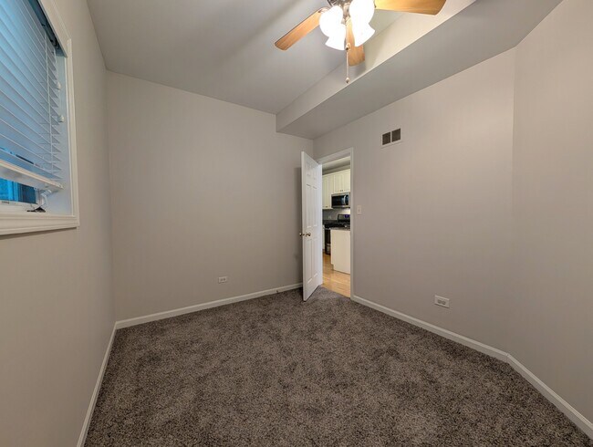 Building Photo - 1547 W Walton St