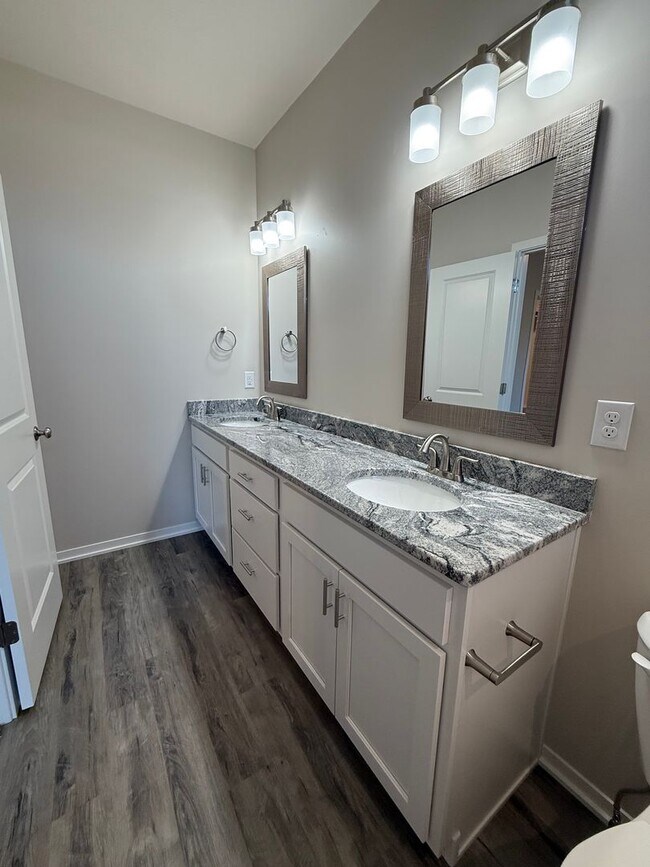 Building Photo - Brand new construction 3 bed/3 bath ranch townhome in North Lincoln