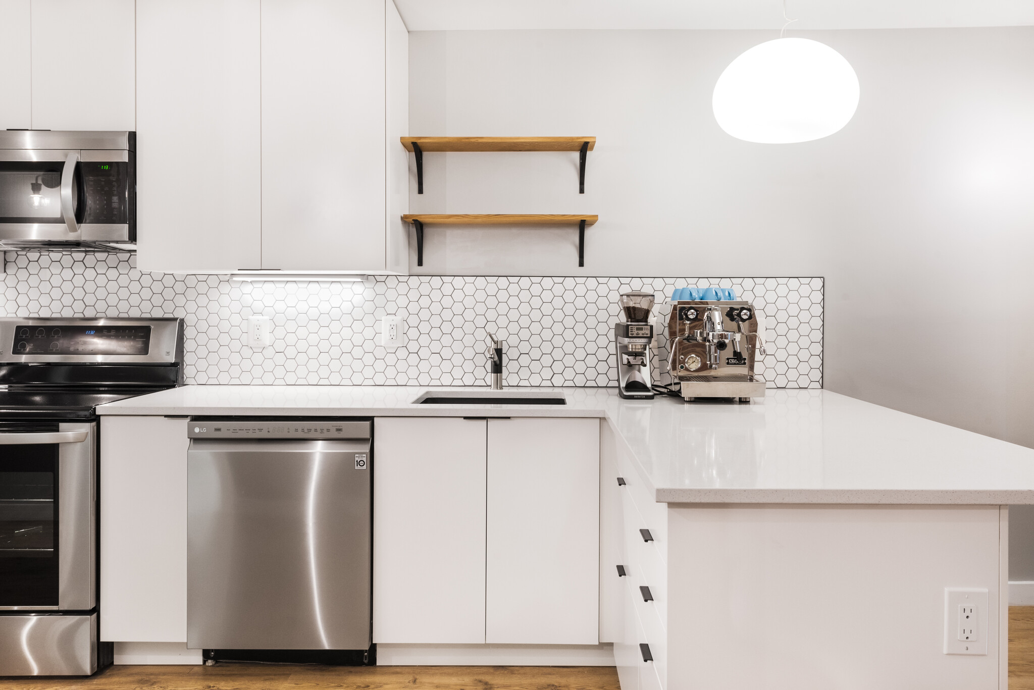 Kitchen with large breakfast bar - 523A Irving St NW