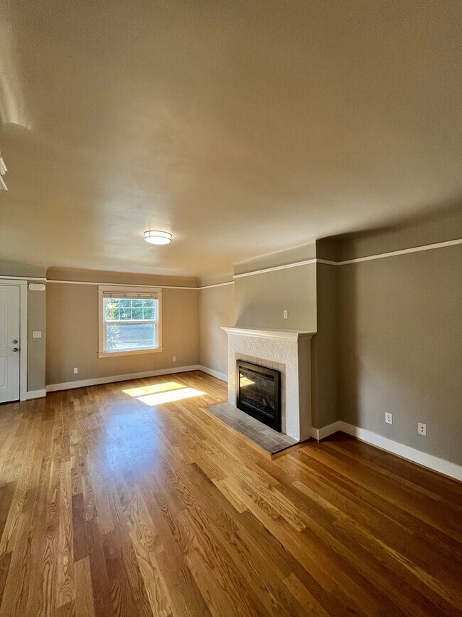 Building Photo - Gorgeous 2-Bedroom Townhome! Hardwood Floo...