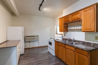 Building Photo - 902 Avon St