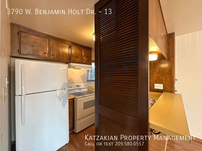 Building Photo - Downstairs Lakefront 2-Bedroom 2-Bath Nort...