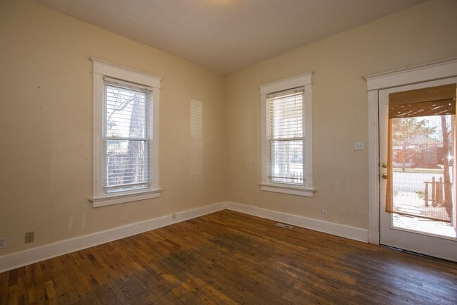 Building Photo - Charming Old Town Bungalow!