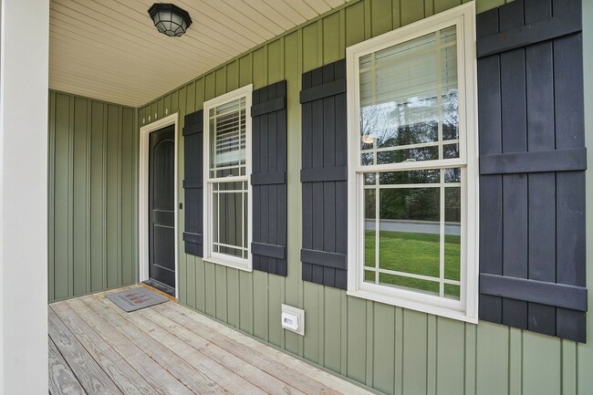Building Photo - AVAILABLE NOW!  LIKE NEW! Cute One-Story R...
