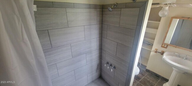 Building Photo - 912 E Allen St