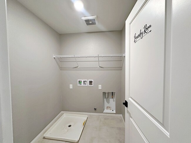 Building Photo - 4 BEDROOM + LOFT HOME IN GATED COMMUNITY